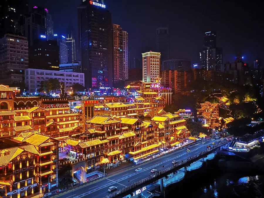 Los edificios iluminados de Hongyadong en Chongqing de noche