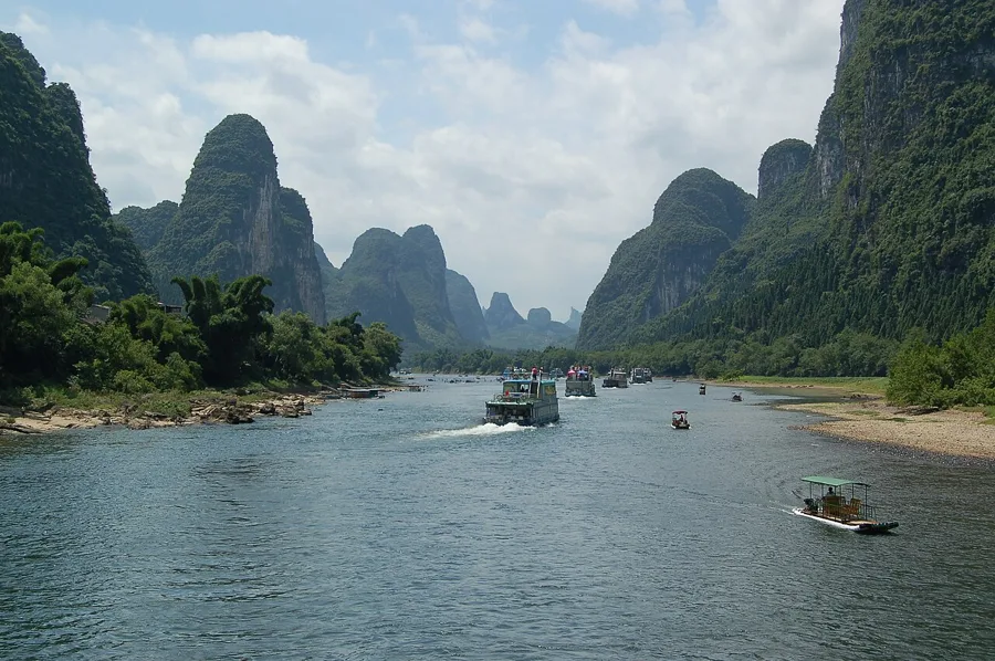 Montañas kársticas y verdes colinas a lo largo del río Li, cerca de Guilin