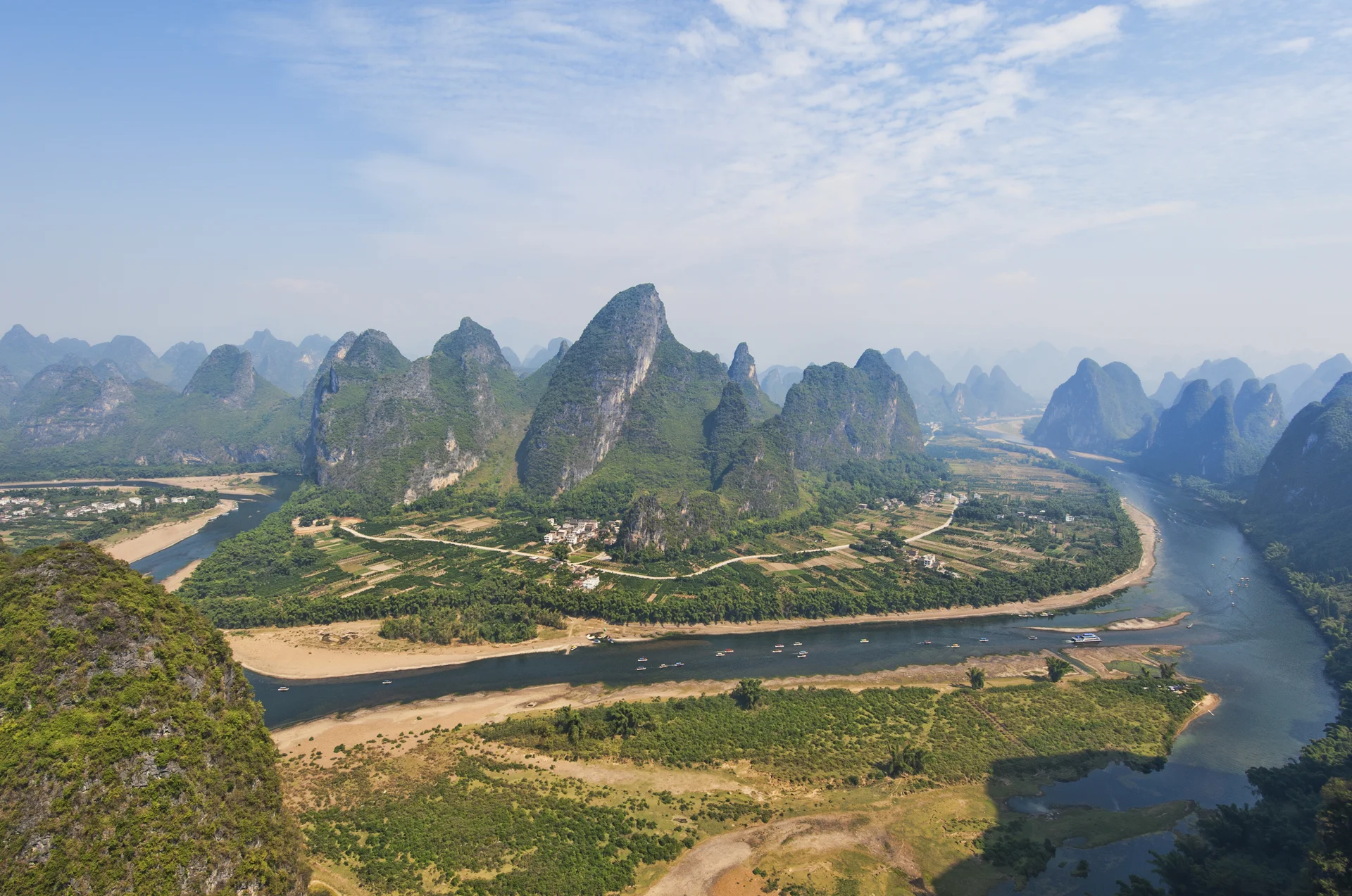 Montañas calizas sobre el río Li en Guilin, China