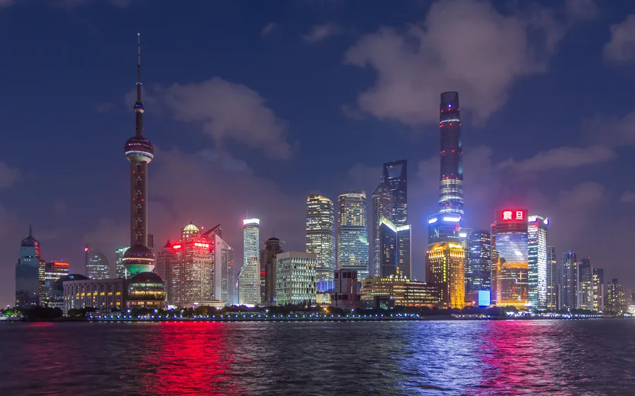 El horizonte iluminado de Pudong, en Shanghái, al otro lado del río Huangpu